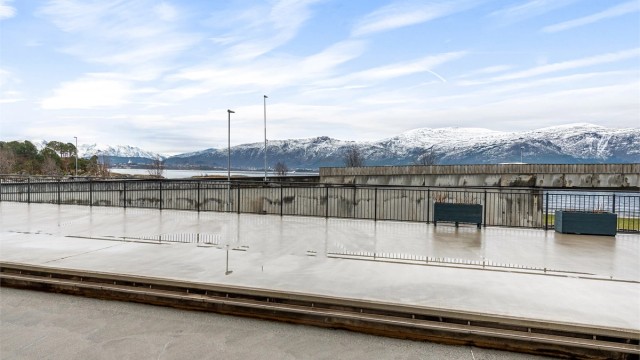 Utsikt fra leiligheten til fellesterrasse og mot Borgundfjorden