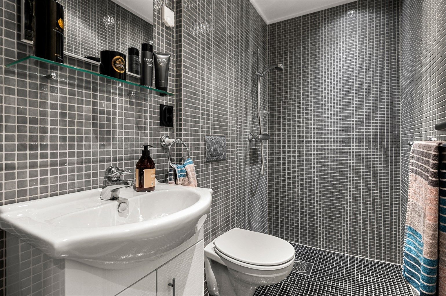 Badet er opprinnelig byggemeldt som deler av en større bod, og det er flyttet på noen vegger for å skape ny romløsning. Det er ikke søkt bruksendring fra tilleggsdel til hoveddel. Kjøper overtar alt ansvar, eventuell kostnad og risiko forbundet med dette.