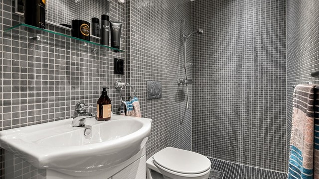 Badet er opprinnelig byggemeldt som deler av en større bod, og det er flyttet på noen vegger for å skape ny romløsning. Det er ikke søkt bruksendring fra tilleggsdel til hoveddel. Kjøper overtar alt ansvar, eventuell kostnad og risiko forbundet med dette.