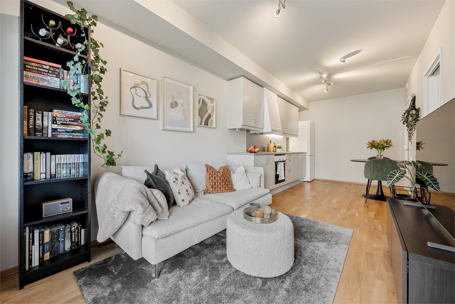 Stuesonen har plass til både sofa og salongbord, samt TV-benken