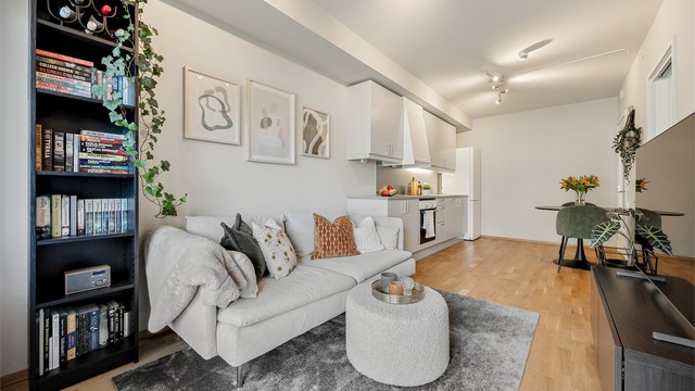 Stuesonen har plass til både sofa og salongbord, samt TV-benken