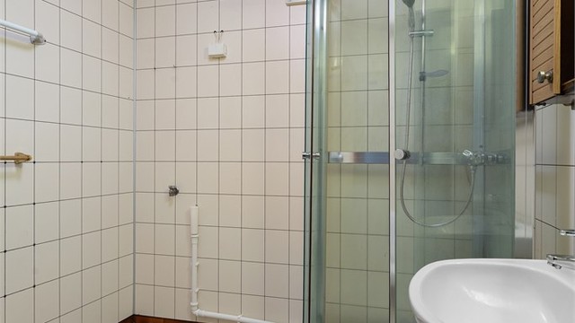 Rom innredet som bad i kjelleretasjen. Rommet er ikke omsøkt til varig opphold.
