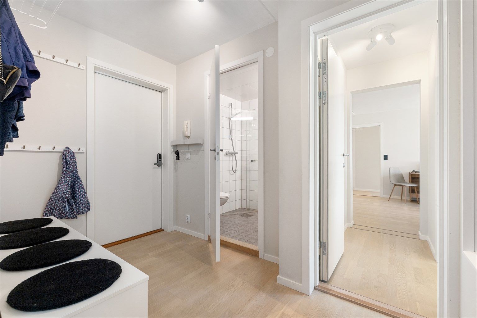 Entré til hybeldel. Låsbar dør til gang i hoveddel til høyre i bildet. Eier benytter i dag soverom med adkomst fra denne gangen. Ved utleie av 3-roms kan både gang og soverom inngå i hybeldelen.