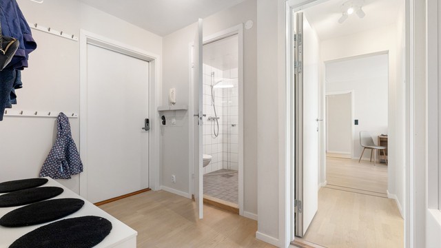 Entré til hybeldel. Låsbar dør til gang i hoveddel til høyre i bildet. Eier benytter i dag soverom med adkomst fra denne gangen. Ved utleie av 3-roms kan både gang og soverom inngå i hybeldelen.