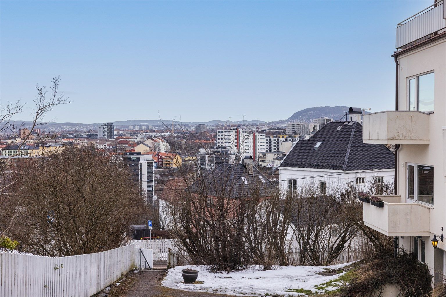 Leiligheten befinner seg rundt idylliske omgivelser i Ekebergåsen - her har du umiddelbar nærhet til flere flotte grøntområder som blant annet Svartdalsparken og Alnaelva.