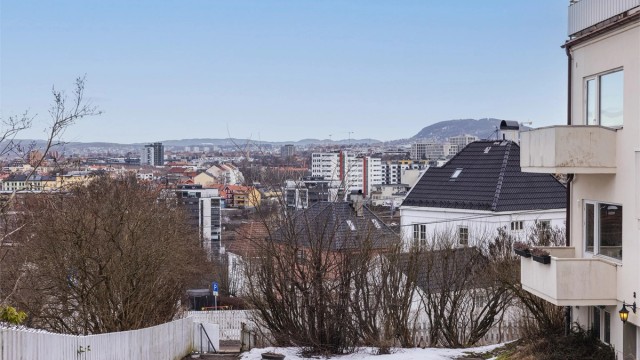 Leiligheten befinner seg rundt idylliske omgivelser i Ekebergåsen - her har du umiddelbar nærhet til flere flotte grøntområder som blant annet Svartdalsparken og Alnaelva.