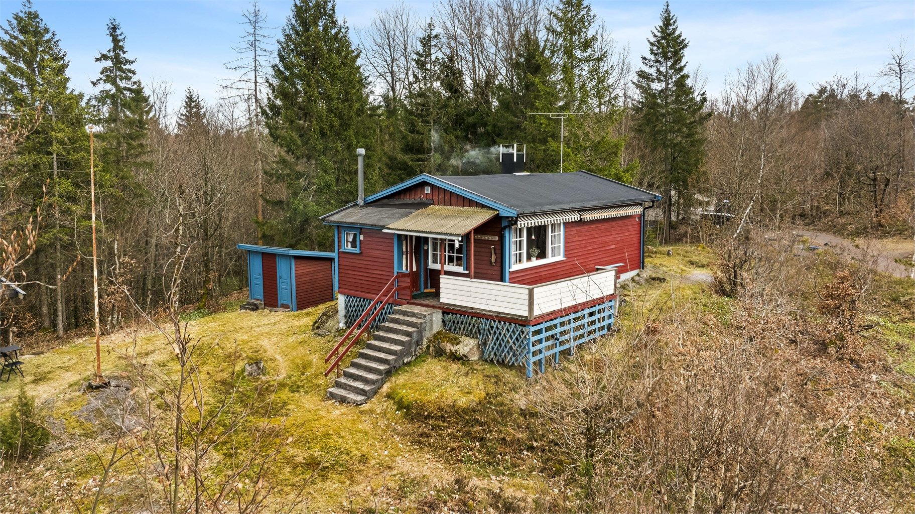 Velkommen til Buarveien 129! En idyllisk og solrik fritidseiendom med utsikt over Askjemvannet, perfekt for å finne fred og ro.