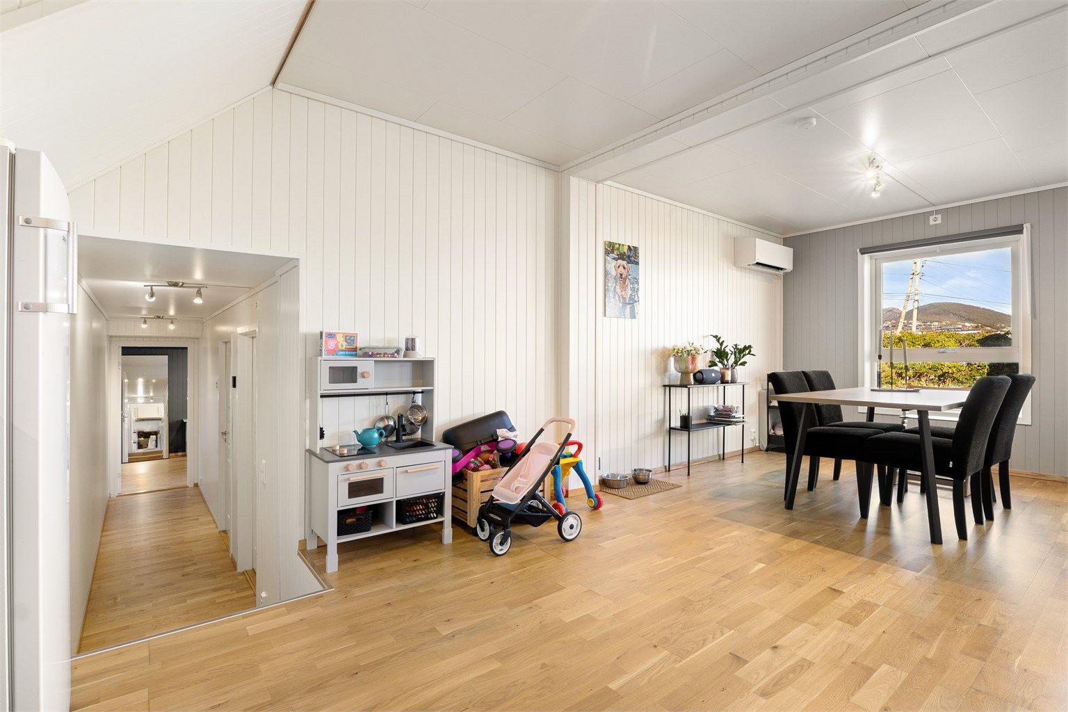 Leiligheten i underetasjen består av entre, gang, bad, 2 soverom, 1 bod, stue og kjøkken. Denne leies ut idag for kr. 16.000,- pr. mnd.