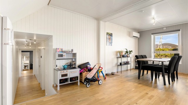 Leiligheten i underetasjen består av entre, gang, bad, 2 soverom, 1 bod, stue og kjøkken. Denne leies ut idag for kr. 16.000,- pr. mnd.