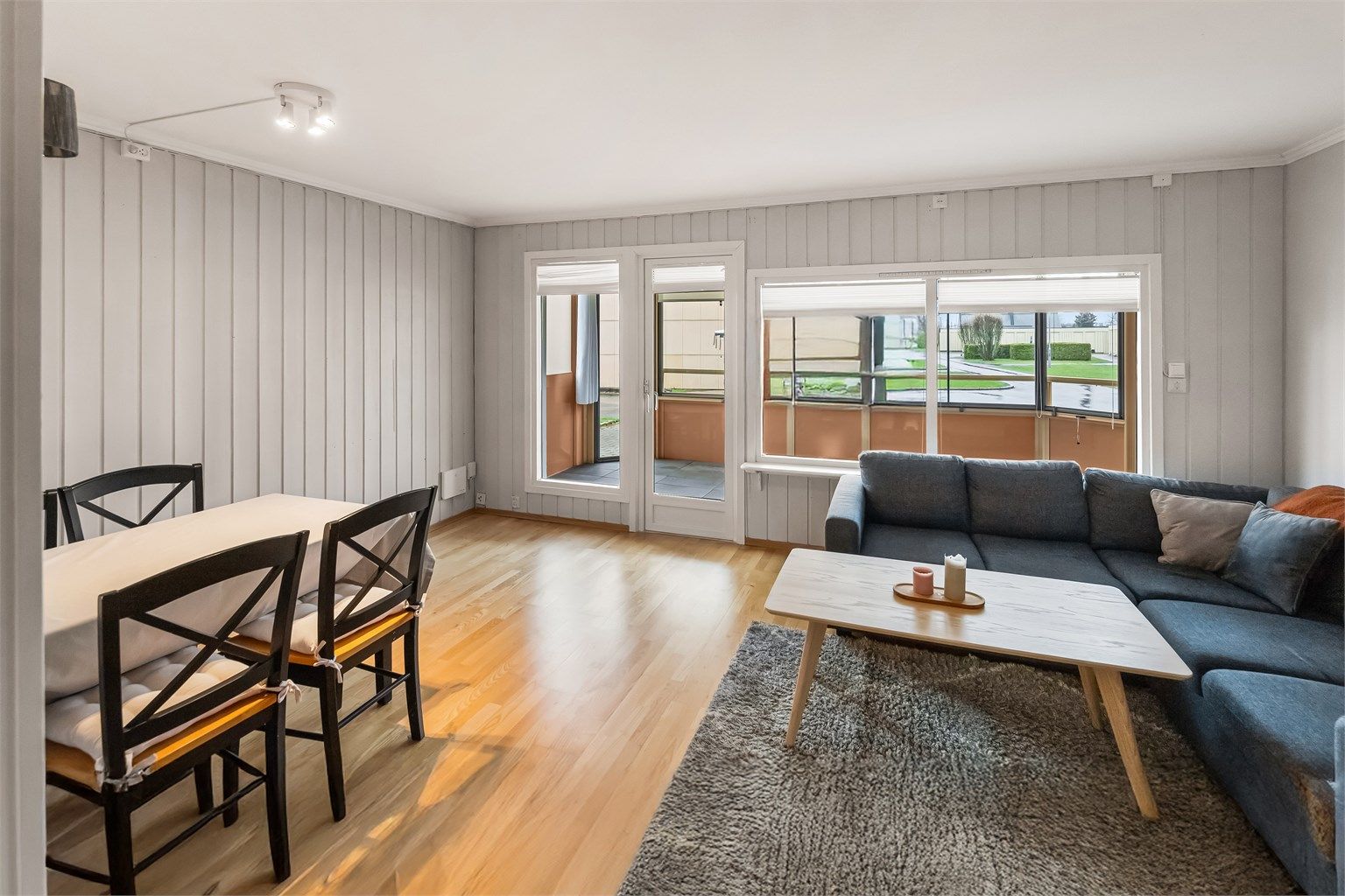 Romslig stue med utgang til innglasset balkong 