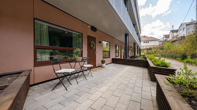 Ved inngangsparti har man en platting mot vest.