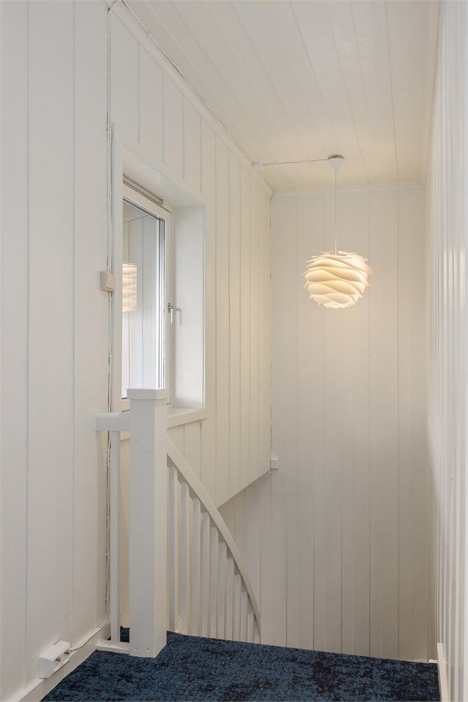 Innvendig tretrapp med teppebelagte trinn mellom 2 og 1.etasje.