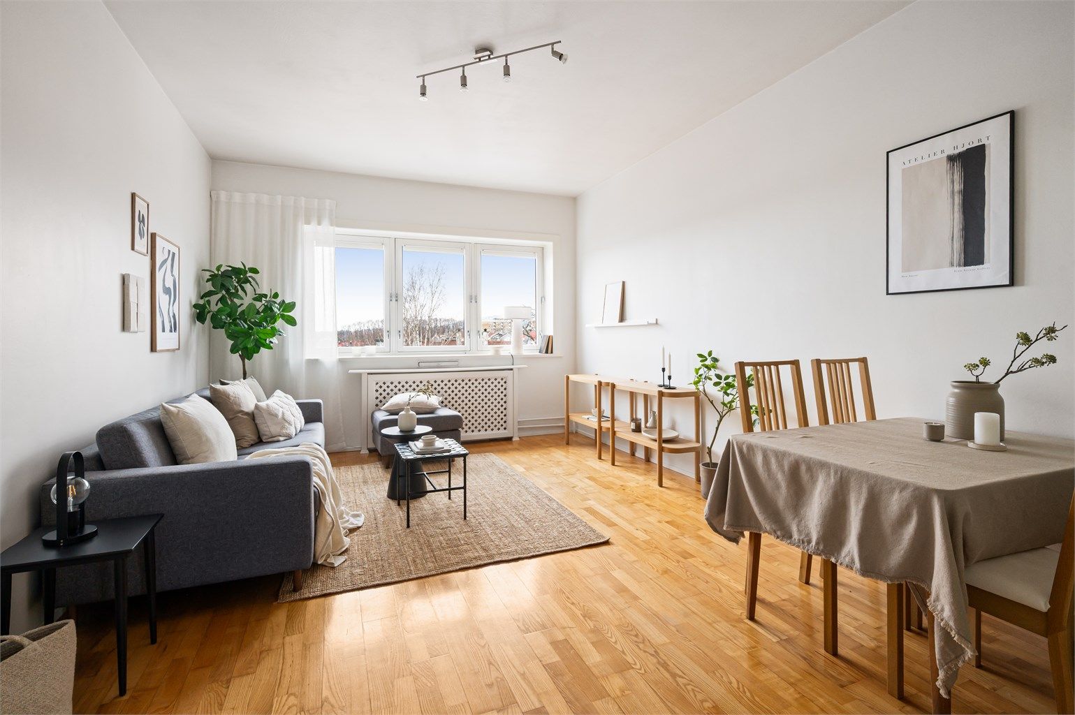 Rommet oppleves usjenert uten innsyn.