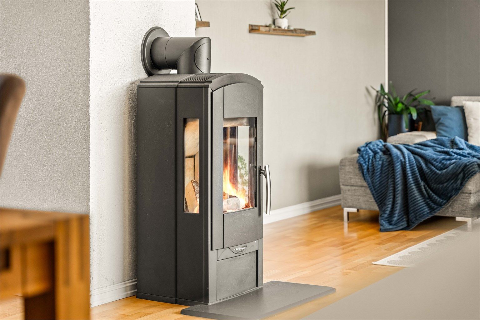 En peisovn med glassfronter gir ekstra varme og hygge i stuen.