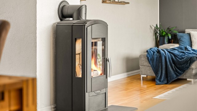 En peisovn med glassfronter gir ekstra varme og hygge i stuen.