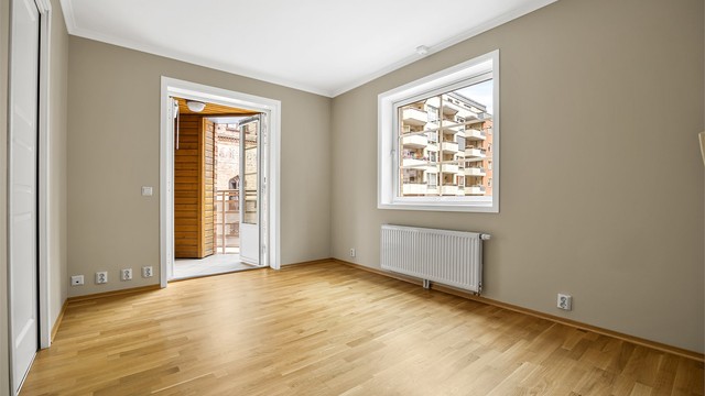 Radiatorer og varmt vann i leiligheten, tilkoblet felles varmesentral.