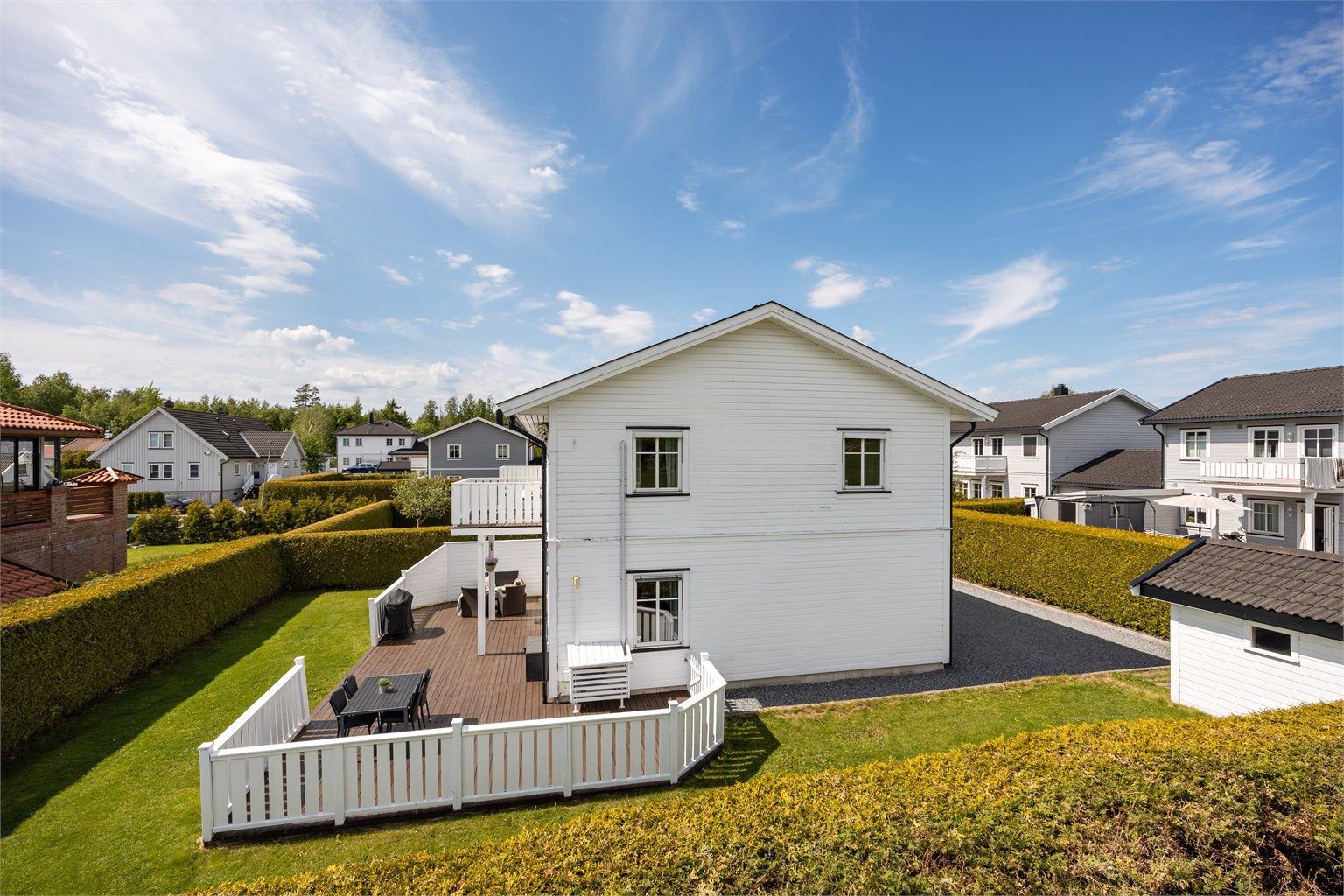 Eiendommen har en stor terrasse med gode solforhold, og ligger i et rolig nabolag med andel i felles lekeplass.
Foto: [Fotograf eller fotofirma]