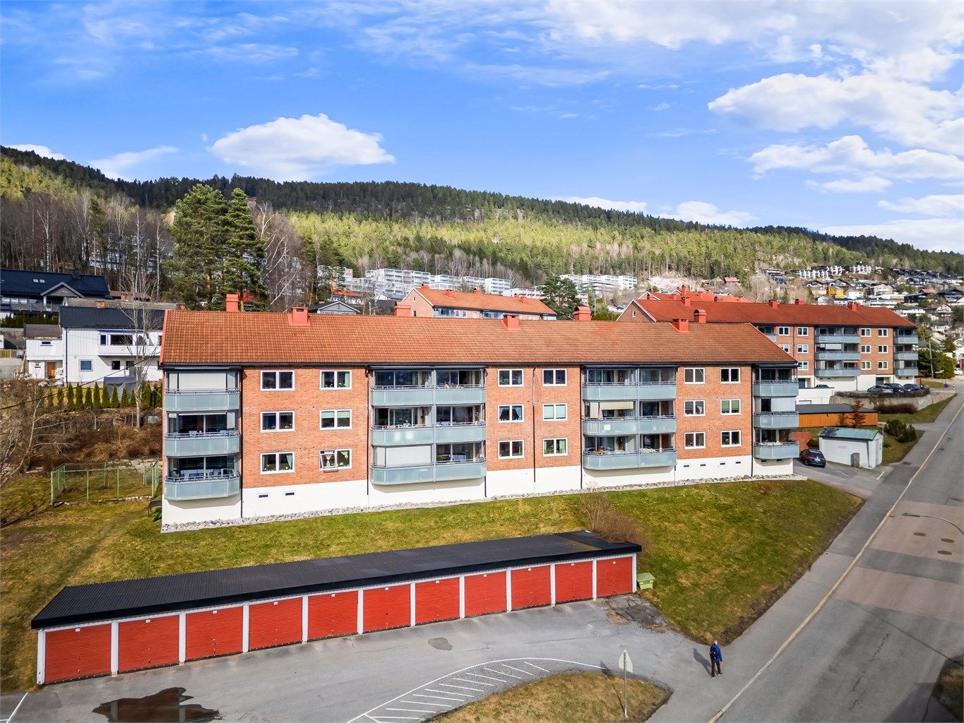 Leiligheten disponerer en utvendig parkeringsplass som tildeles av styret. Det er 46 garasjer som tilhører borettslaget som tildes (leies) etter venteliste.