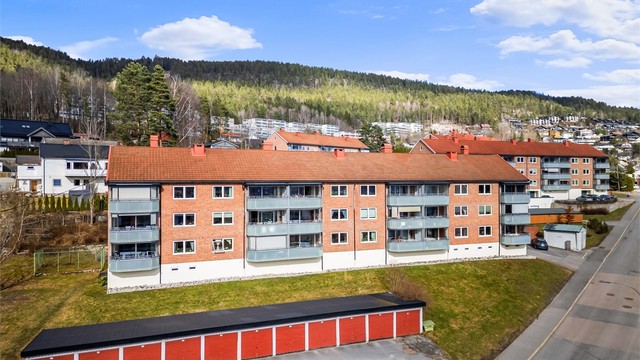 Leiligheten disponerer en utvendig parkeringsplass som tildeles av styret. Det er 46 garasjer som tilhører borettslaget som tildes (leies) etter venteliste.