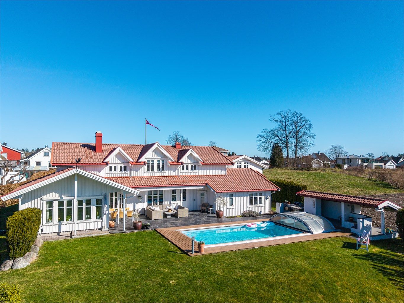 En gjennomført uteoase med basseng, god plass og flotte kvaliteter.