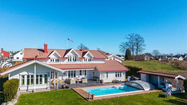 En gjennomført uteoase med basseng, god plass og flotte kvaliteter.