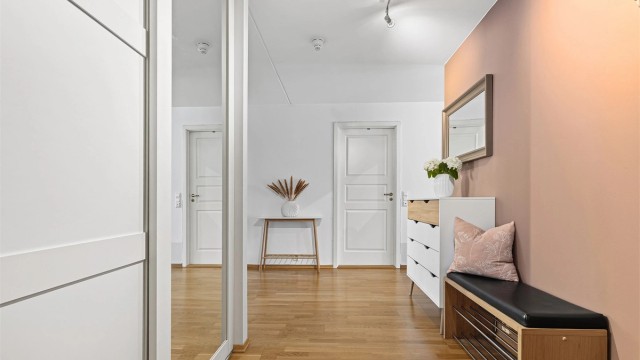 Entrèen har god plass til å ta imot flere gjester samtidig.