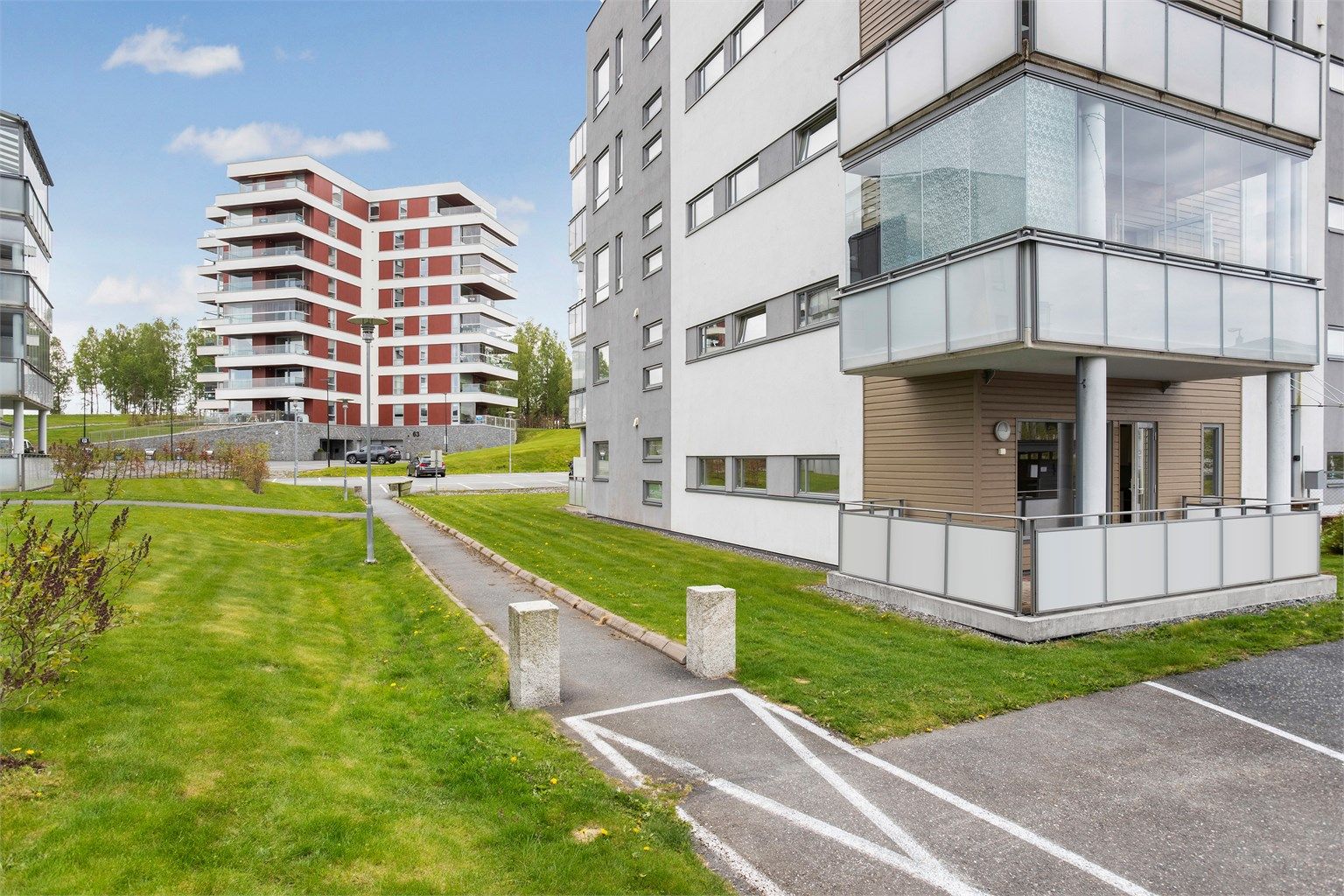 Fellesområdene er pent opparbeidet med asfalterte internveier og grøntarealer.