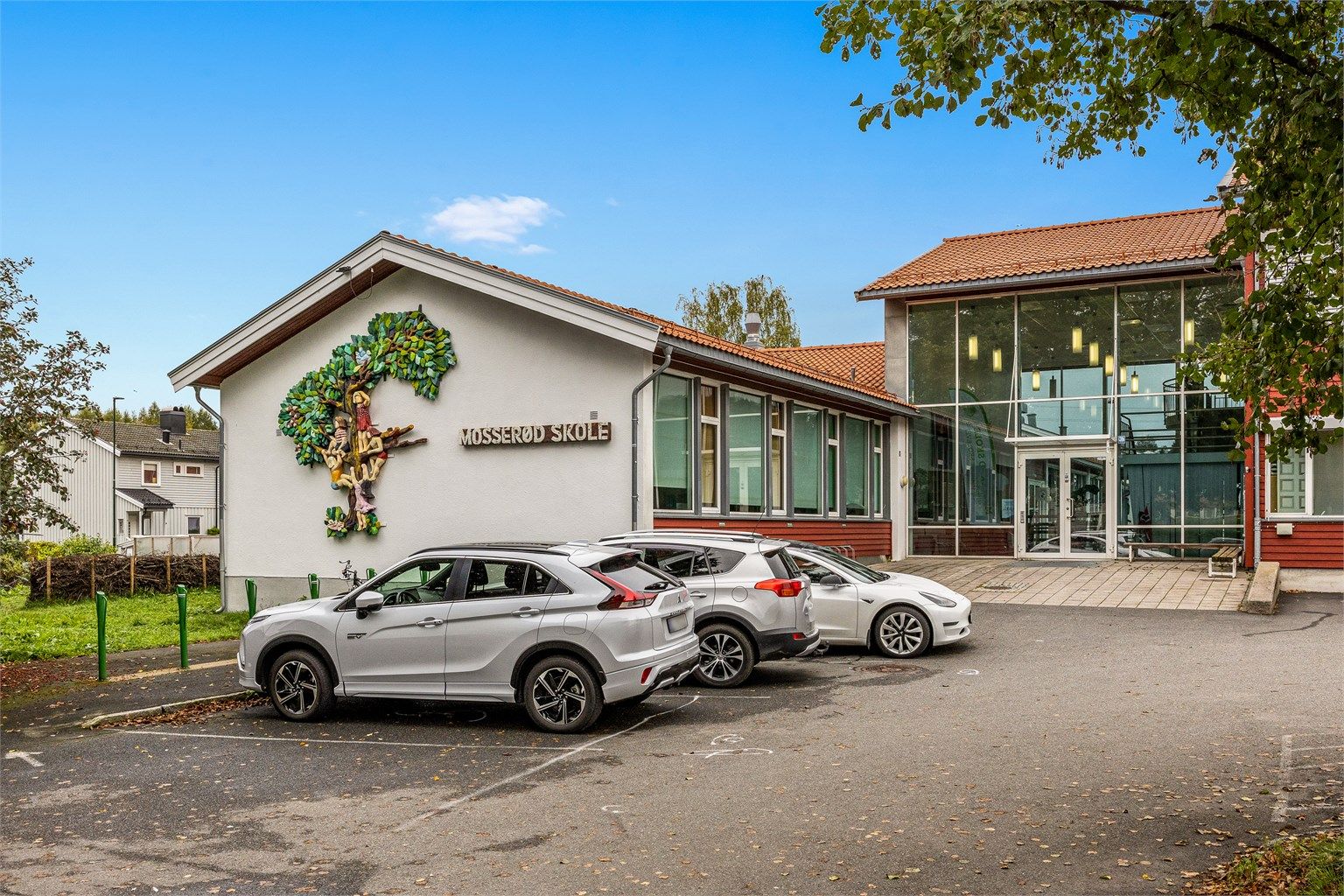 Mosserød barneskole ligger 550m unna