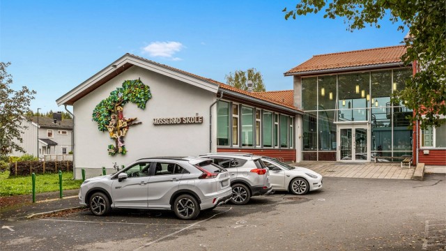 Mosserød barneskole ligger 550m unna