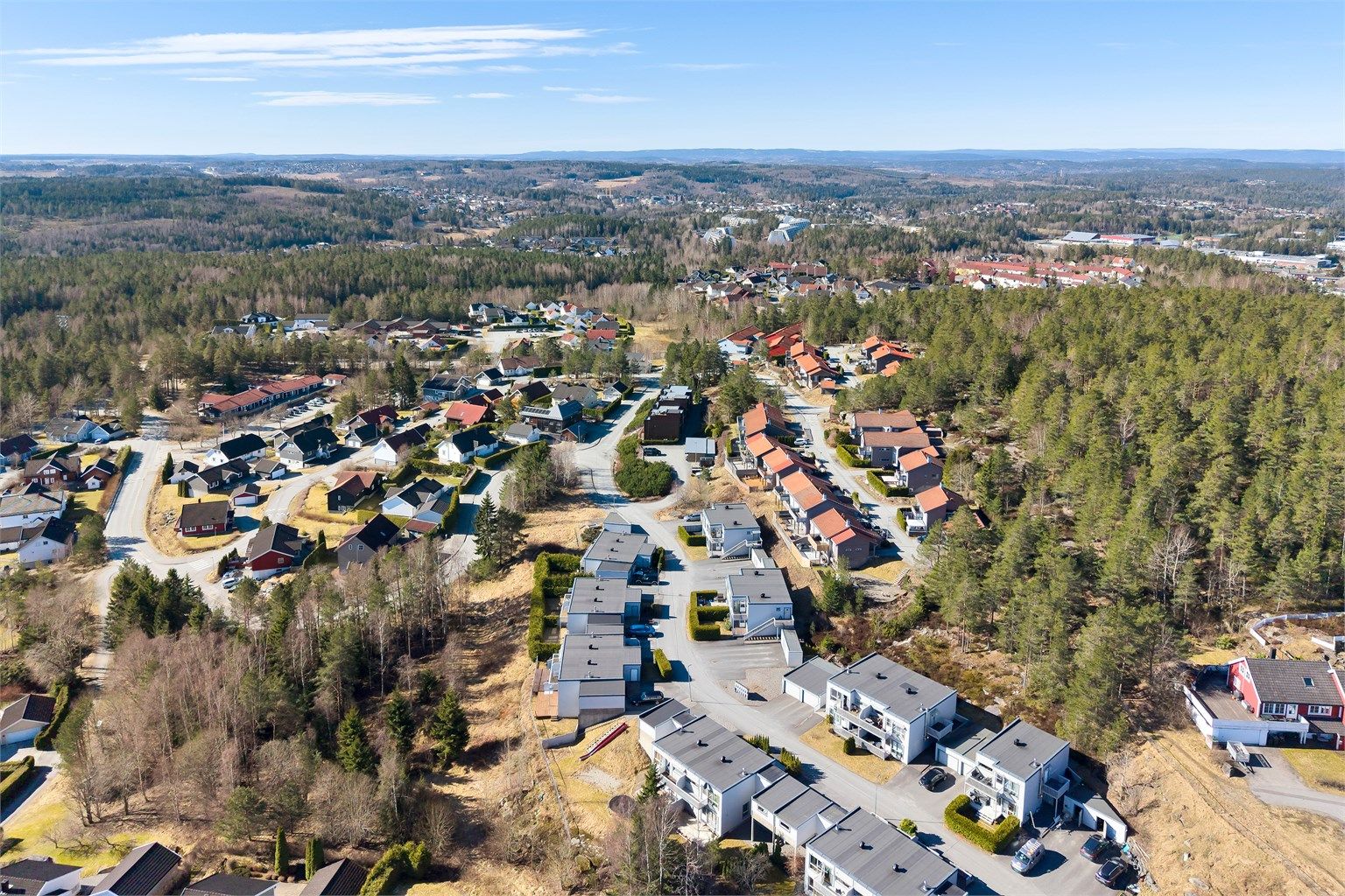 Rolig og barnevennlig boligfelt øverst på populære Bøleråsen. Marka i umiddelbar nærhet og kort vei til det meste!