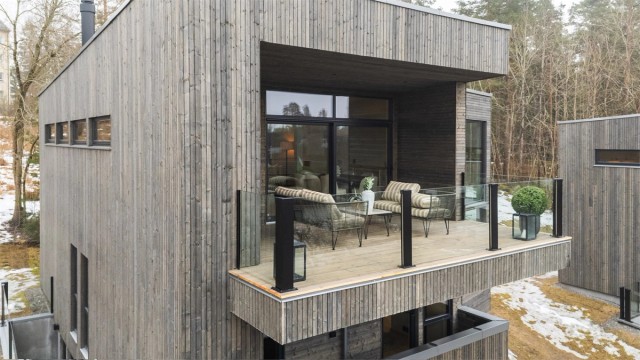 Boligen ligger tilbaketrukket i tredje rekke fra veien, og grenser mot Midtåsen-skogen.