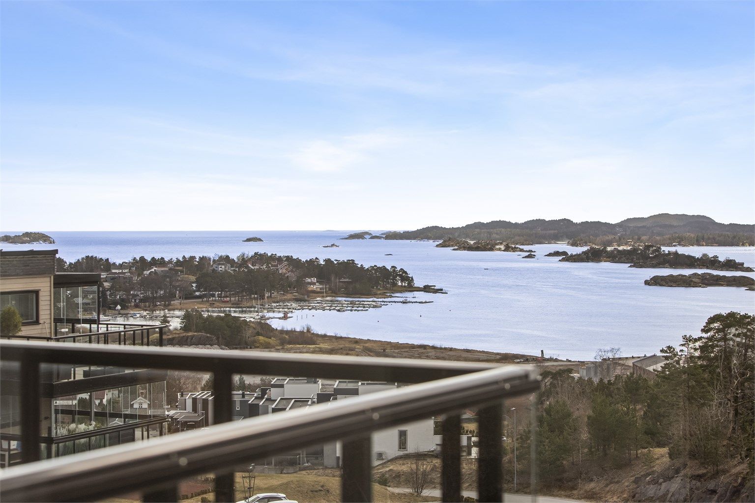 Leiligheten ligger i øverste etasje (5.etasje) med en fantastisk havutsikt