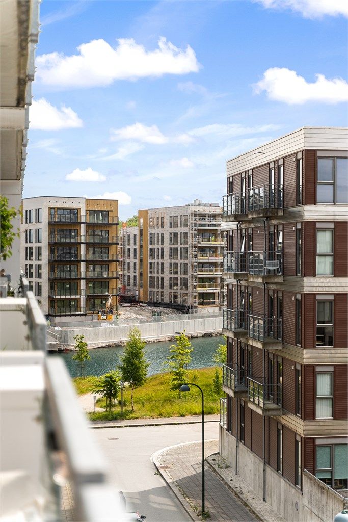 Leiligheten ligger i maritime omgivelser og har noe utsikt til sjø. 