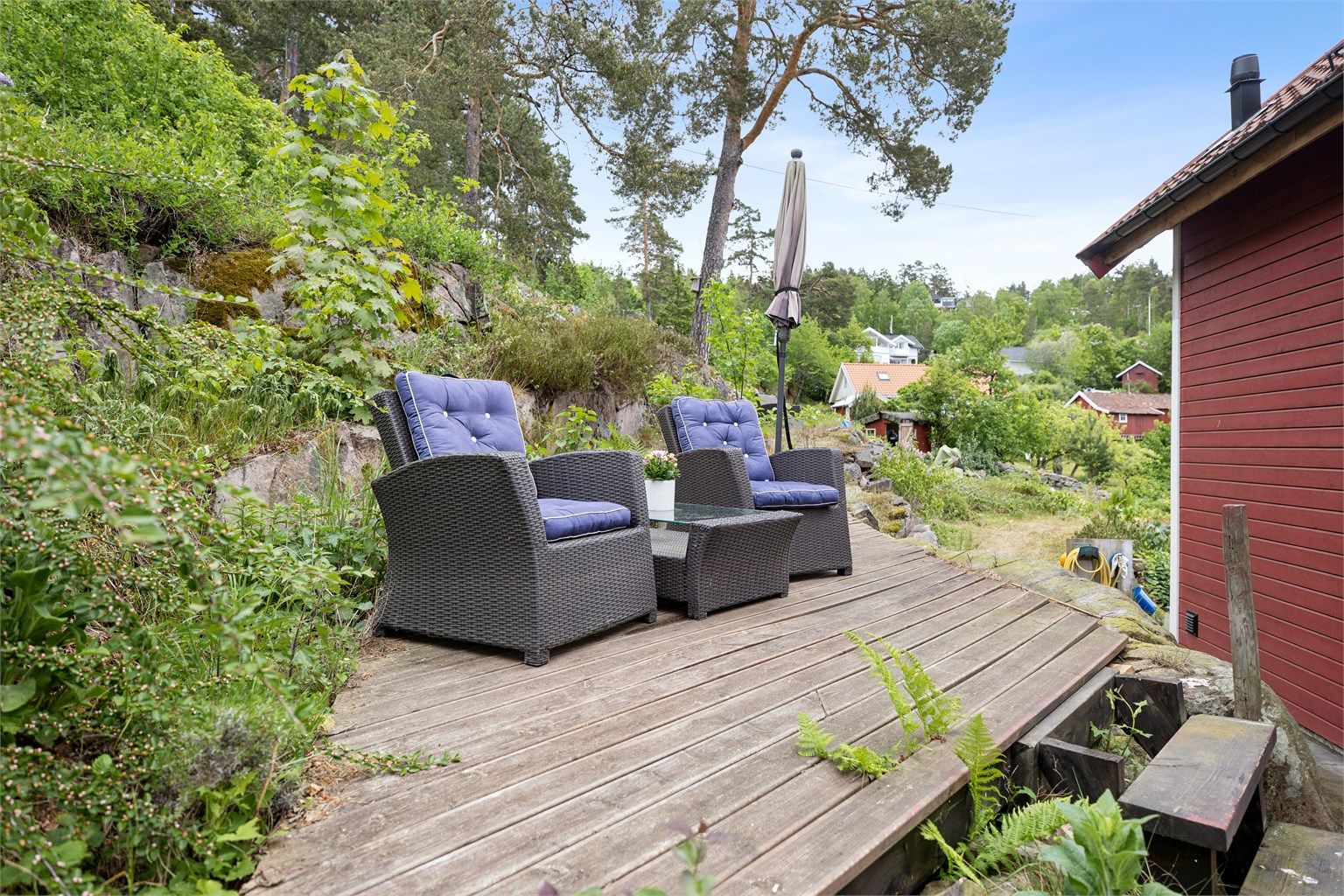 Flere hyggelige kroker rundt om på eiendommen gir deg muligheten til å finne roen – enten du søker morgensol, skygge eller utsikt