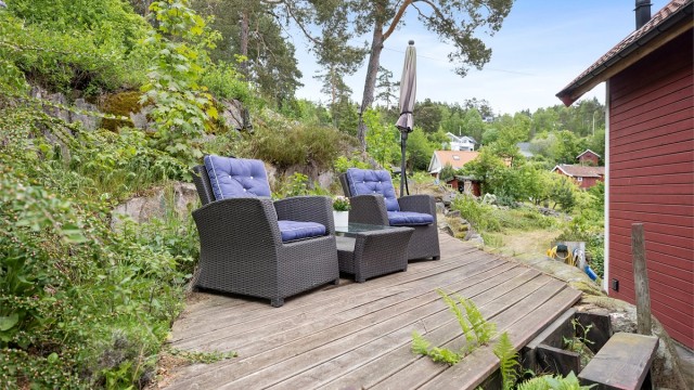 Flere hyggelige kroker rundt om på eiendommen gir deg muligheten til å finne roen – enten du søker morgensol, skygge eller utsikt