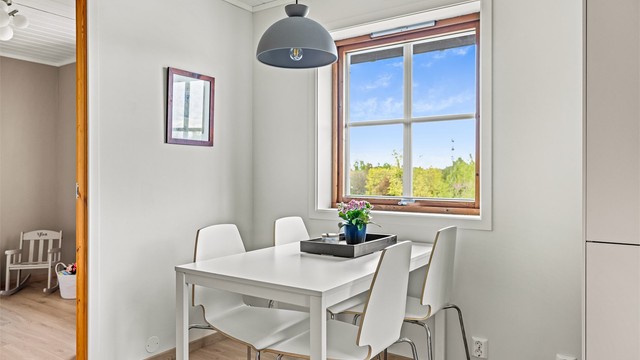 Spiseplassen er en hyggelig samlingsplass på kjøkkenet.
