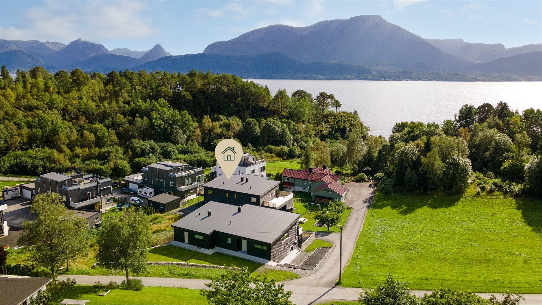 Dronebilde over boligen og nærområdet tatt fra nord mot syd