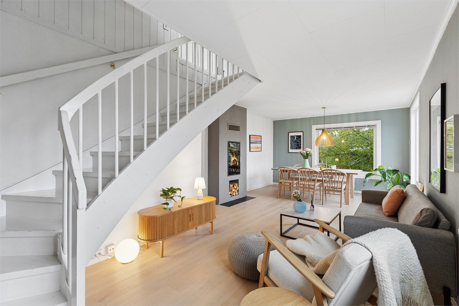 Halvpart av horisontaldelt tomannsbolig over to plan med innredet loftsetasje og ildsted i stuen.
Foto: EFKT