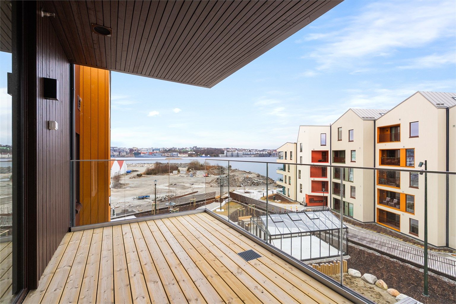 Romslig overbygd terrasse mot nord-vest og delvis sjøutiskt.