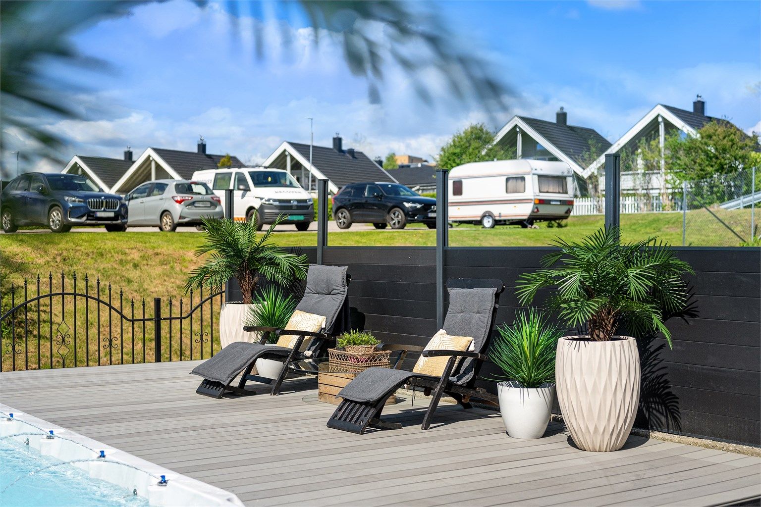 Herlig terrasse på hele 124 m². Her er det virkelig idyll. Terrassen består av motstrømsbasseng med jacuzzi. Plass til solsenger, parasol, loungesofa, loungebord og hengekøye. Foto: Mats Holst