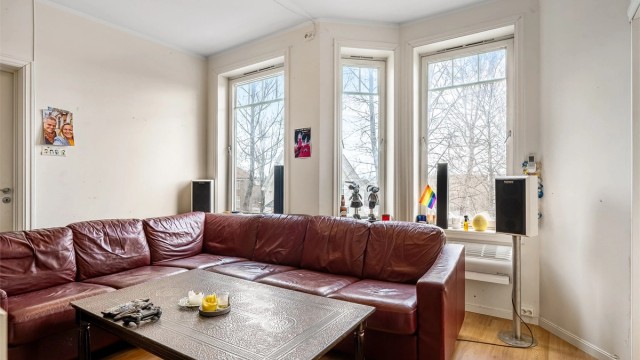 Utstrakte vindusflater sikrer rikelig med naturlig dagslys.