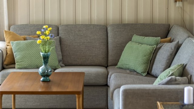 Sofakroken er en lun og hyggelig del av stuen.