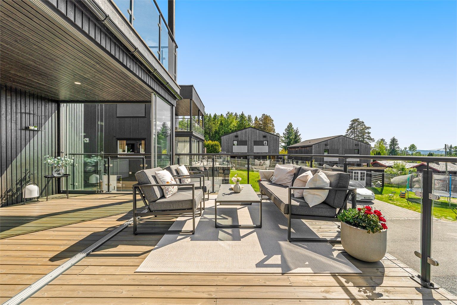 Fra stuen er det utgang til en stor terrasse med god plass til flere sittegrupper.