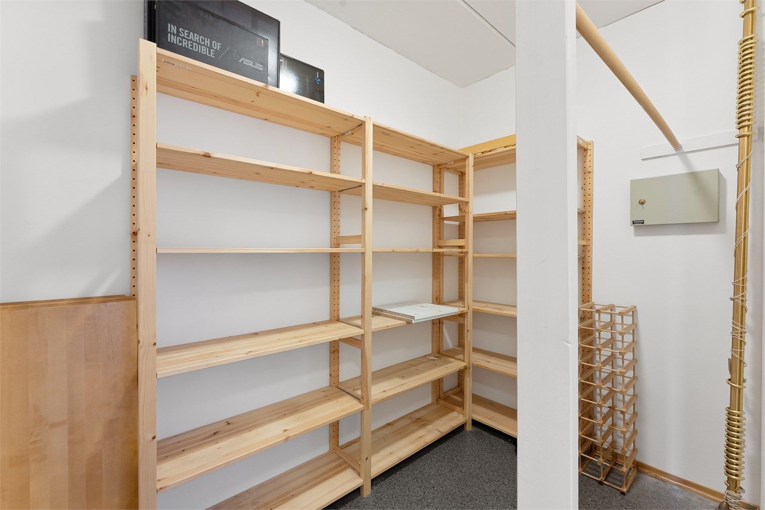 Rikelig med lagringsplass i to boder i leiligheten