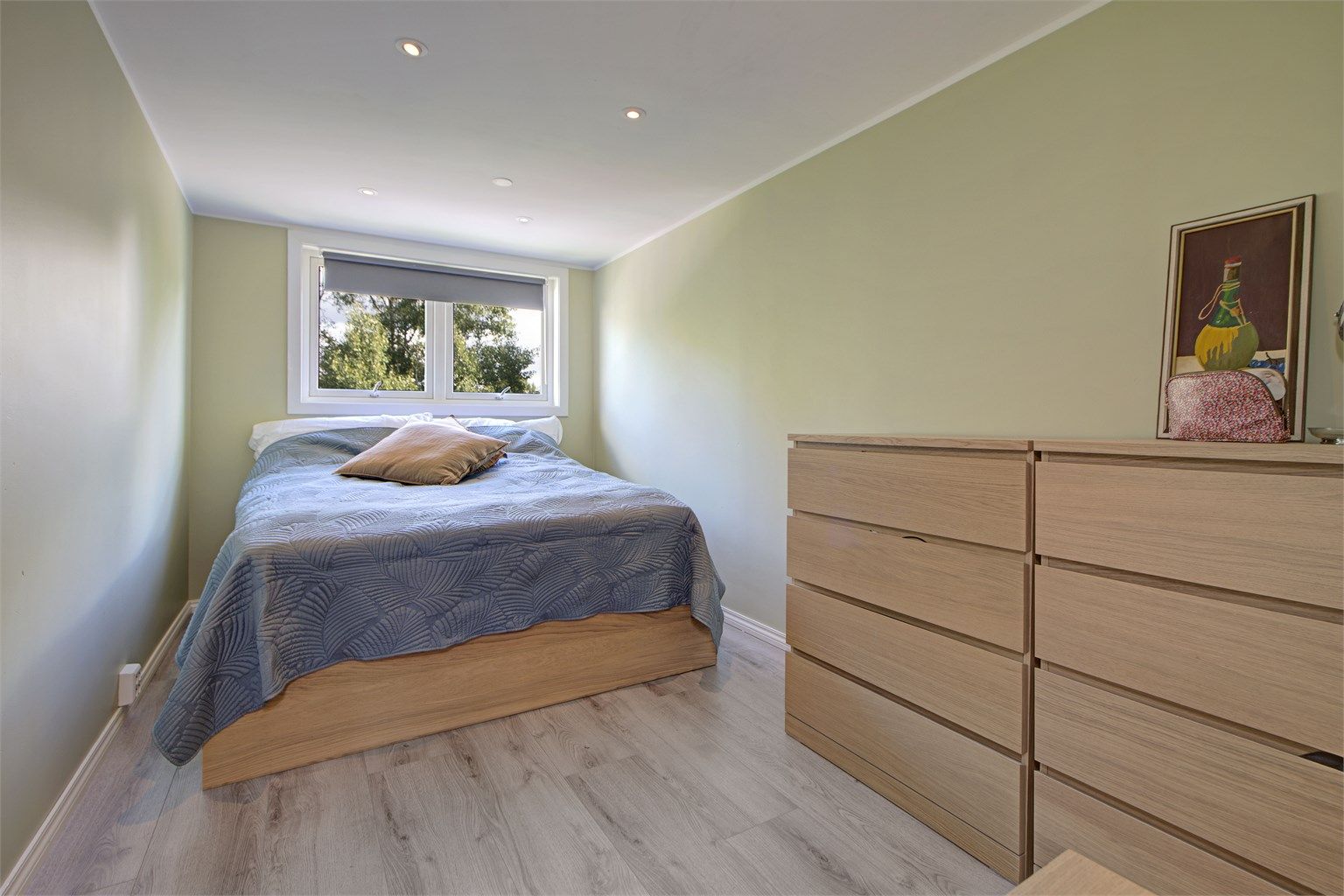 Soverom 1 - romslig rom med god plass til dobbeltseng - downlights i himling