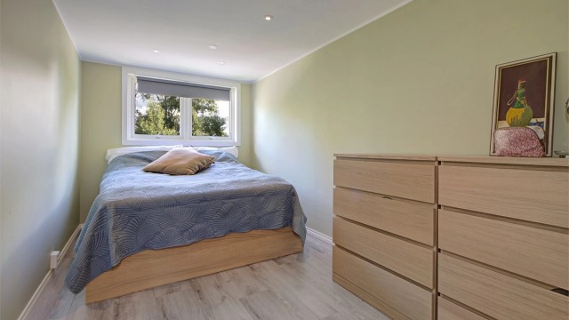 Soverom 1 - romslig rom med god plass til dobbeltseng - downlights i himling