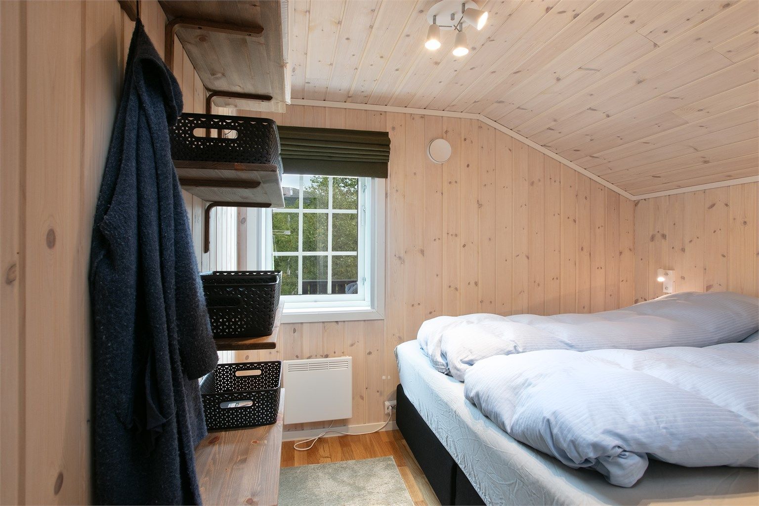 Lyst soverom med god plass til dobbeltseng og oppbevaring.