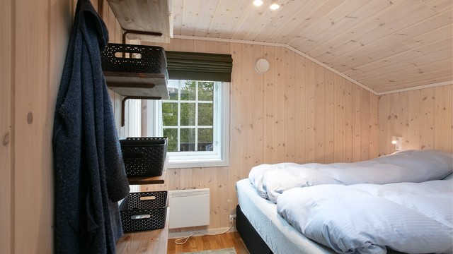 Lyst soverom med god plass til dobbeltseng og oppbevaring.
