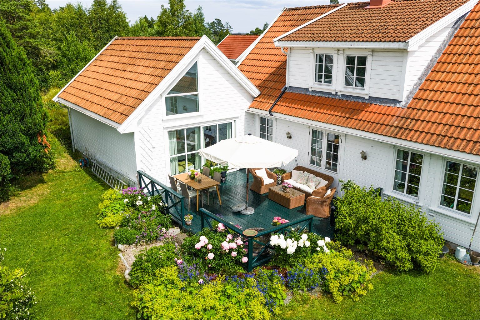 Terrassen ligger godt skjermet, noe som skaper et privat og lunt uterom.