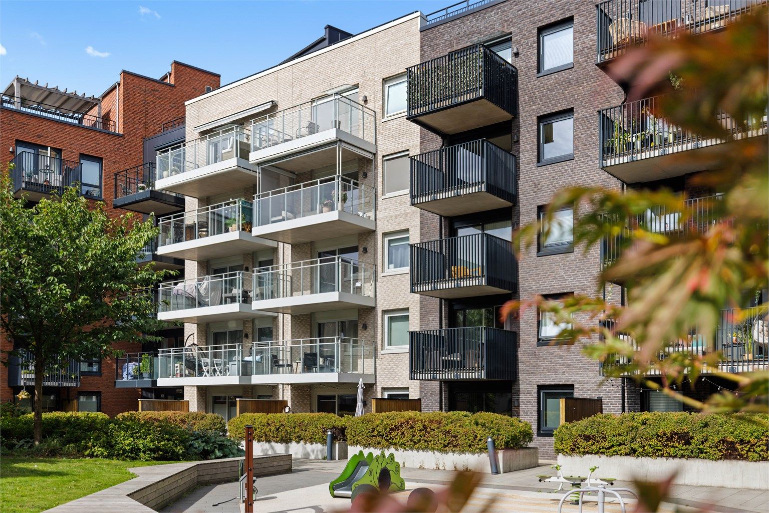 Leiligheten ligger i et moderne bygg fra 2019 med flotte fellesområder.